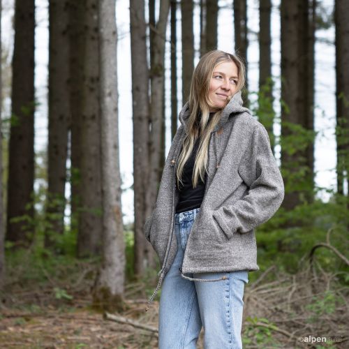 Wolljacke ohne Futter Naturbraun Tragebeispiel am Waldrand